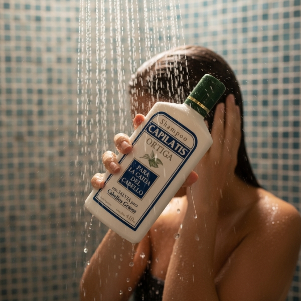 Shampoo Ortiga Para Cabellos Grasos - 410ml Capilatis - Imagen 3